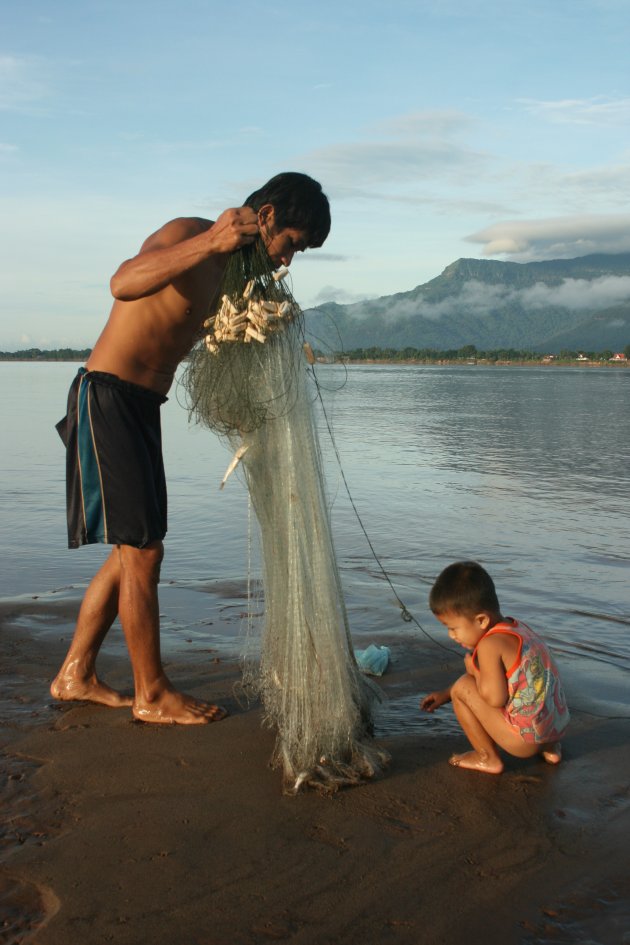 Vissers aan de oever van de Mekong