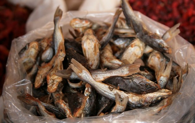 Gedroogde vis op de markt