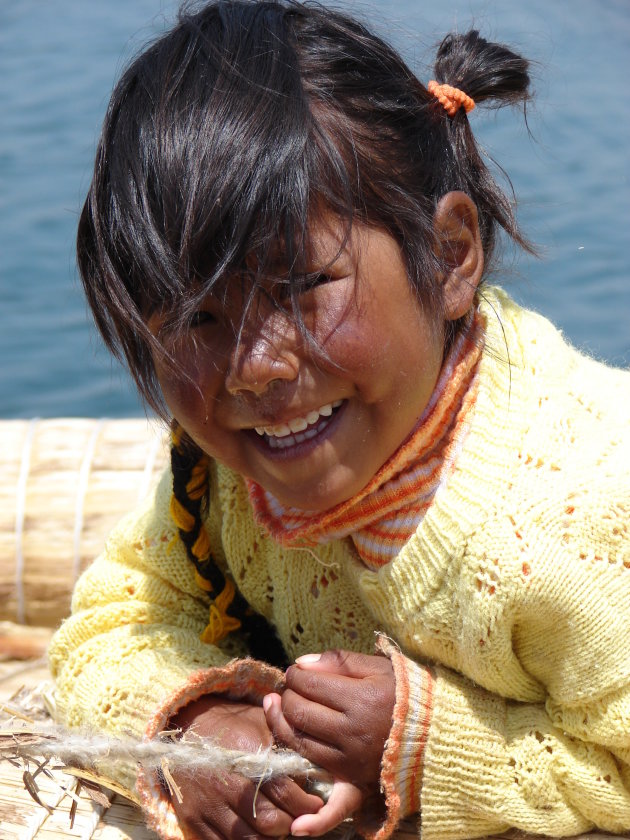 Meisje bij het Titicaca meer