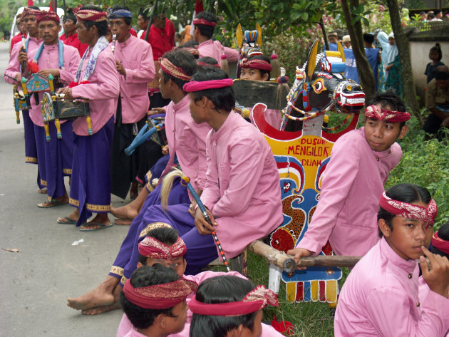 Lombok. Muzikanten, optocht besnijdenisceremonie. (212asr)
