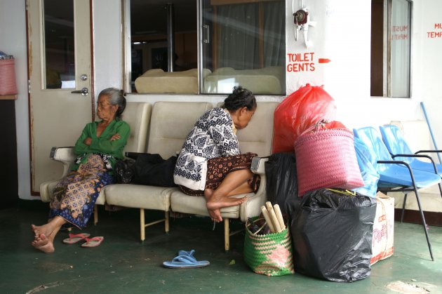 Slapende reizigers boot naar Lombok