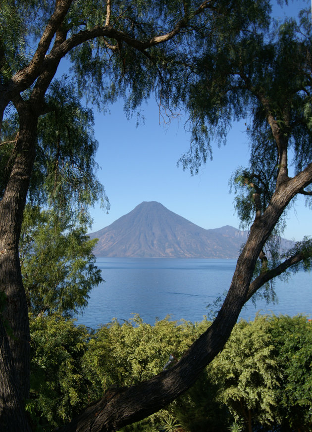 Uitkijk op het meer van Atitlan en de vulkaan
