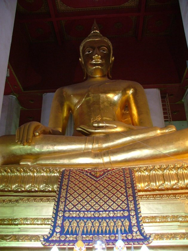 12.bronzen Boeddha van de Wat Mongkhon Bophit tempel 
