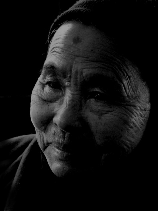Oude vrouw in Vietnam