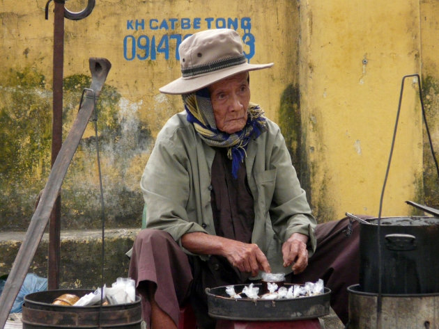 Straatverkoper in Hoi An