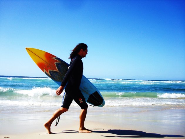 Surfer op strand Byron Bay