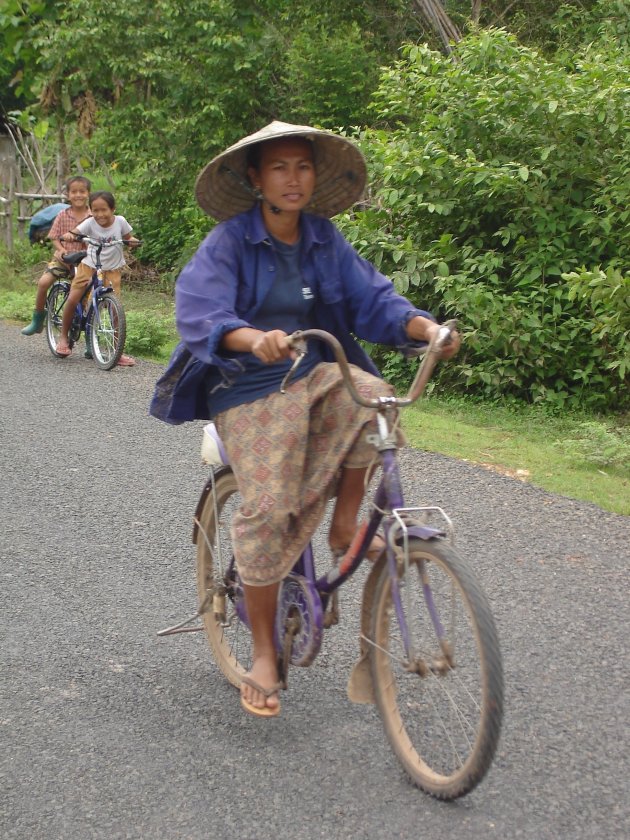 Vrouw op fiets, Khong Island