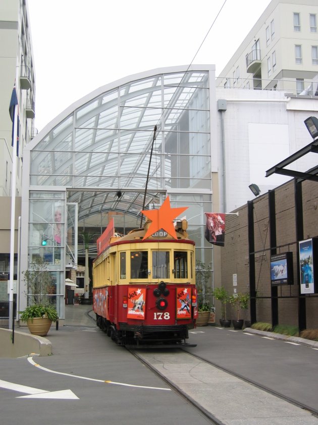 tram rijdt door !