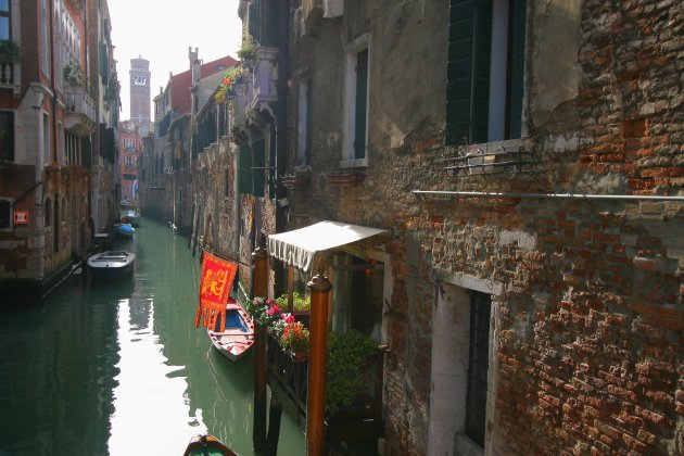 Venetië grachtenpand in strijklicht