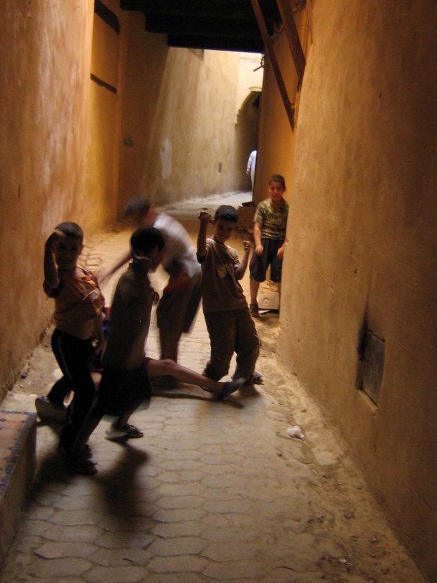 Spelende kinderen in de Medina van Fes