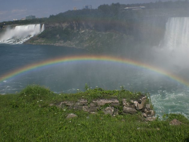 Regenboog in Niagara Falls.