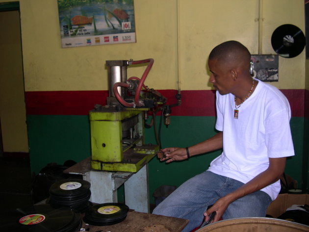 Vinyl single persen in Tuff Gong Studio