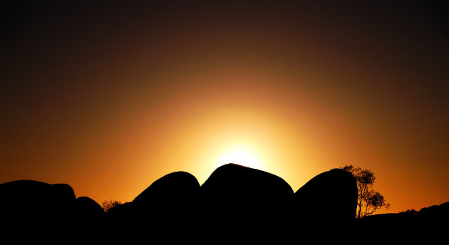 Devils marbles bij zonsopkomst