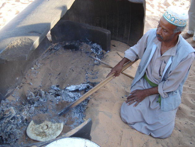 Broodbakken in heet zand