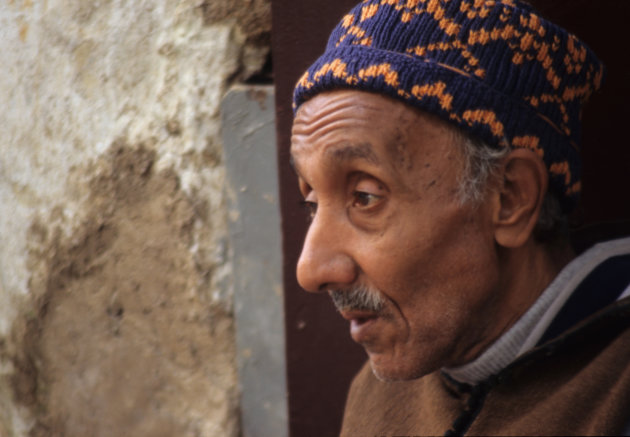 Oude man in de binnenstad van Fez