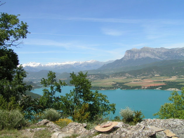 Coscojuela de Sobrarbe-Uitzicht vanaf heuveltop richting Pyreneeëntoppen