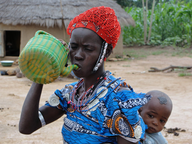 DORSTIGE FULANI VROUW