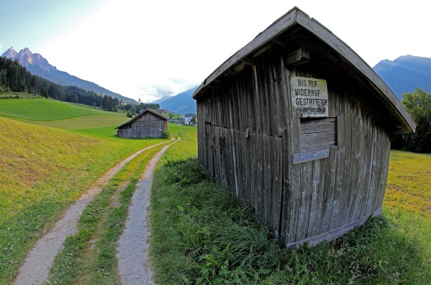 Berglandschap met typishe schuren...