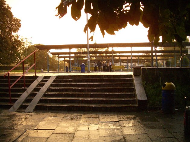 Regenachtig busstation