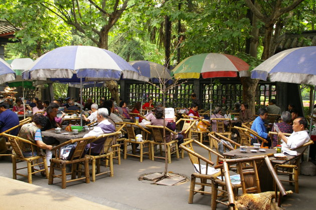 In het theehuis van de Green Ram Temple in Chengdu, Sichuan