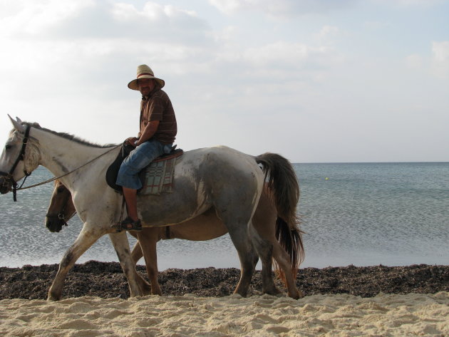 Sjokkend over het strand