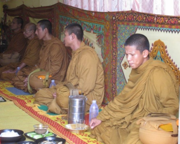 Thailand - monikken komen nieuw huis inwijden