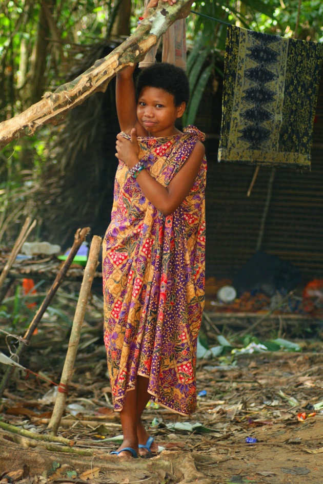 Orang Asli meisje poseert in de Taman Negara