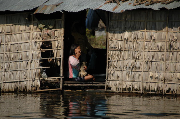 Kushand vanaf de Tonle Sap rivier