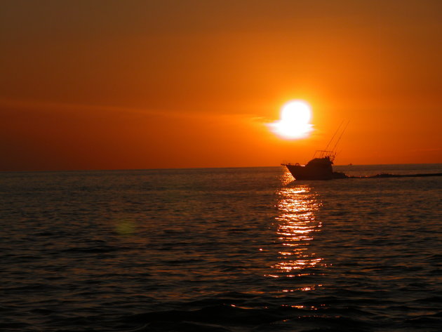 Bootje door boord de zon