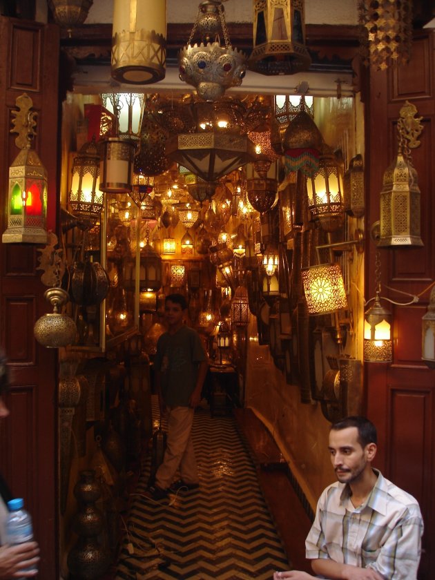 Lampenwinkel in medina te Fes