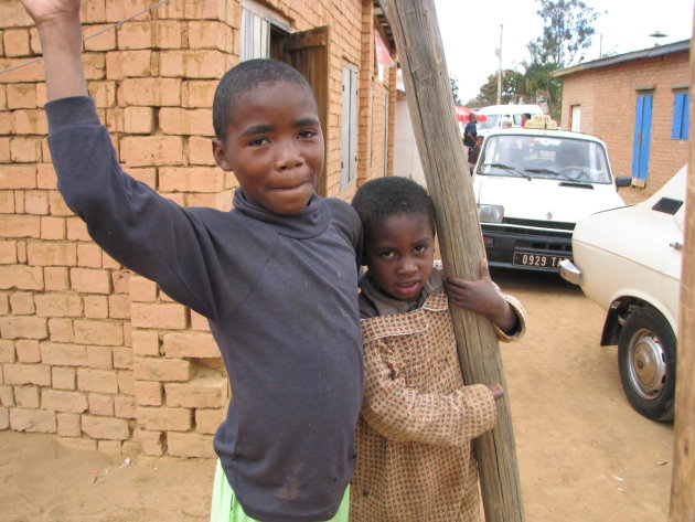 Kinderen bij een schooltje in Tana!