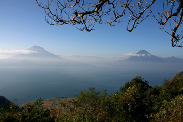 uitzicht over Lago de Atitlan