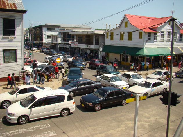 De binnenstad van Paramaribo op een zaterdag