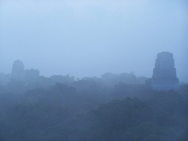 Tikal bij zonsopkomst