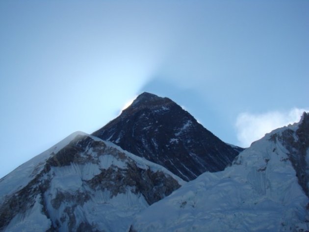 Ochtendzon achter Mount Everest