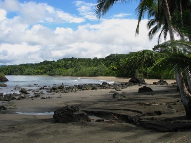 Strand bij Nuqui, Colombia