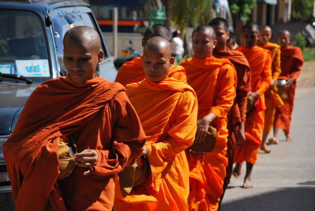 Monniken op weg voor hun aalmoes