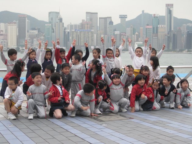 Kinderklas op de foto met skyline Hong Kong