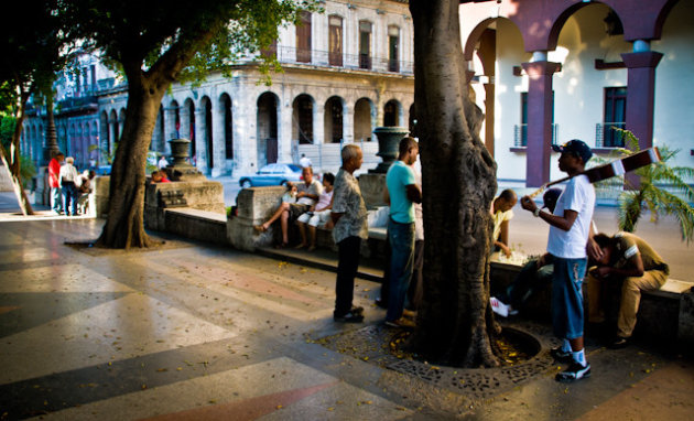 Straatbeeld in Havana aan het eind van de middag