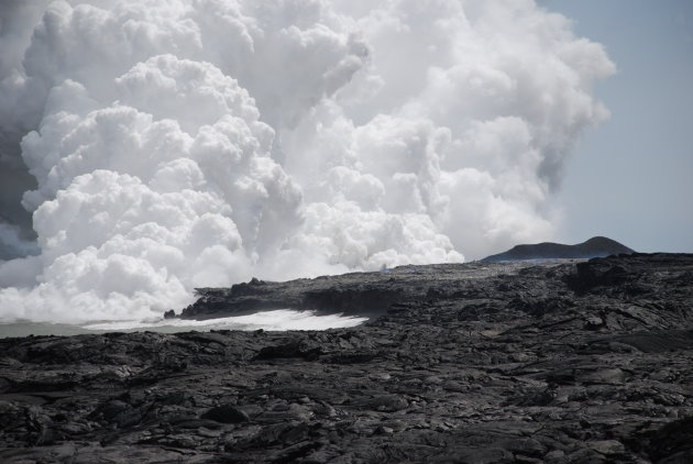 Lava stroomt in de zee