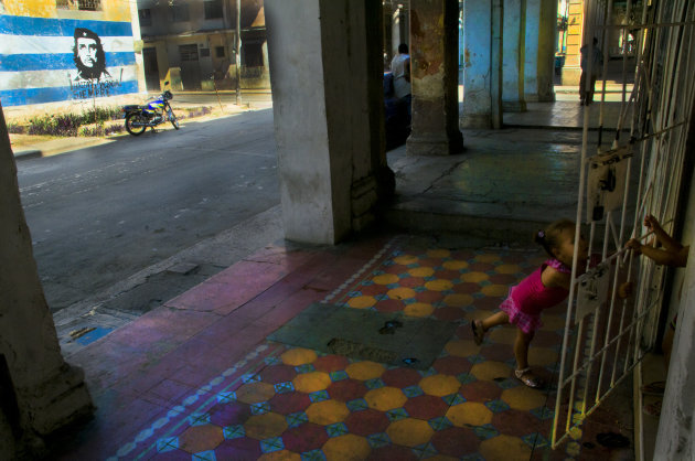 Kleurrijke straatscene in het Oude Havana