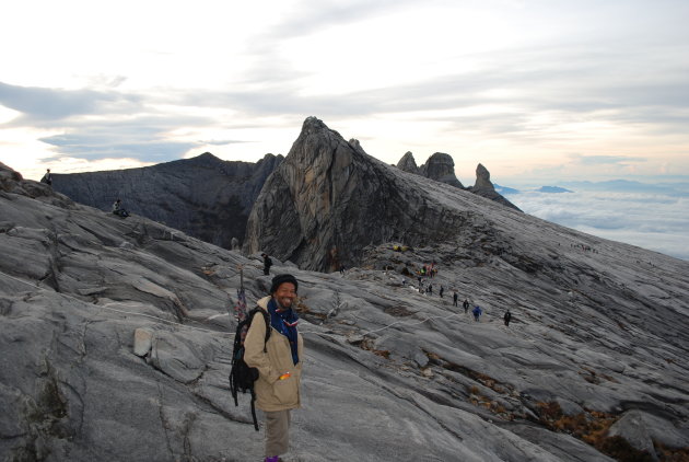 Lachende gids op de mount Kinabalu