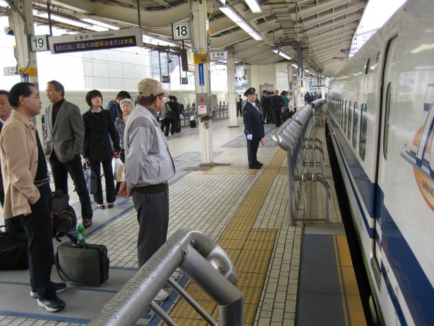 Netjes wachten voor de trein in Tokyo