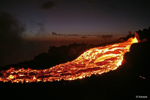 Een stroom gloeiende lava uit de Pacaya vulkaan