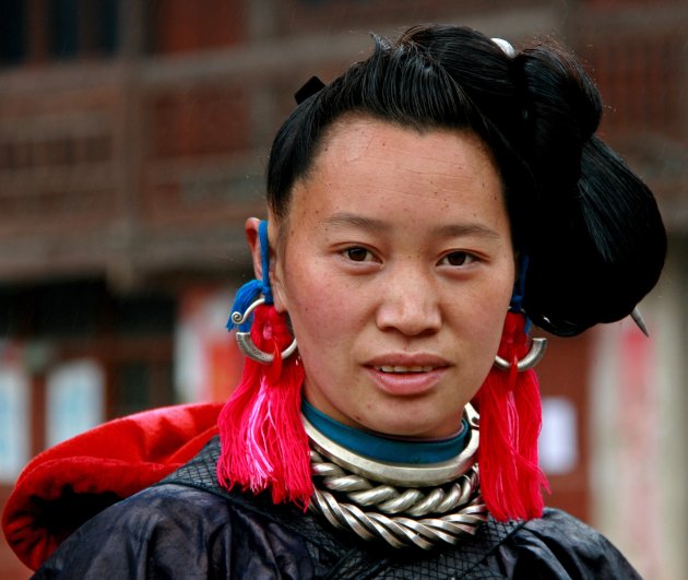 Miao vrouw in klein dorpje in Guizhou