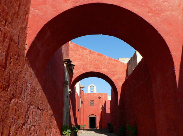 Rode straat naar kerk in Catalina klooster in Arequipa