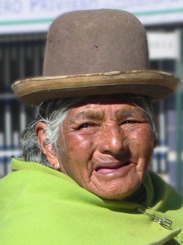 Oude dame in Uyuni