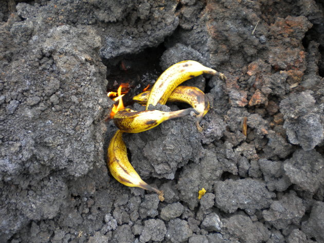 Bananen bakken op de vulkaan