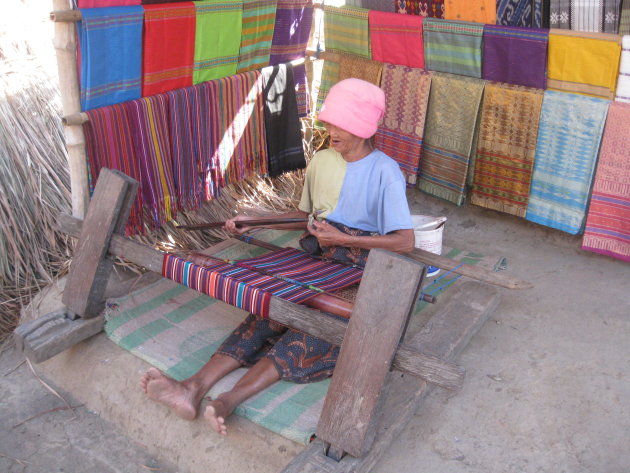 Vrouw weeft doek, Zuid Lombok