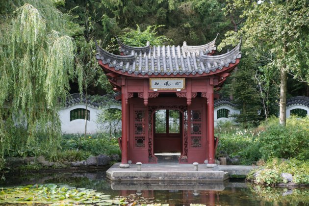 een tempel in de Chinesetuin in Haren